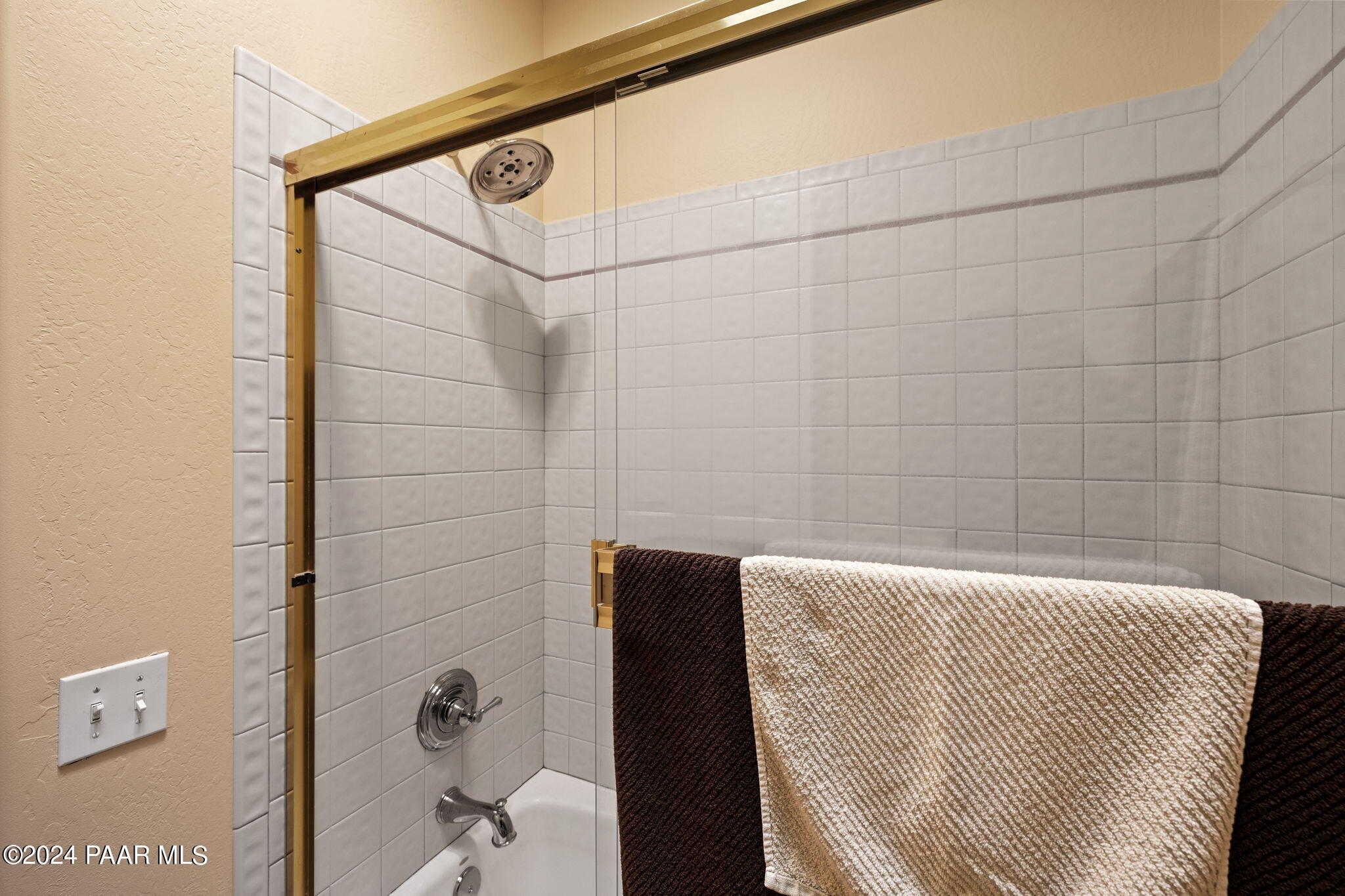 2147 West Post Oak Drive Prescott, AZ 86305 - Photo 38 of 59 a bathroom with a bathtub