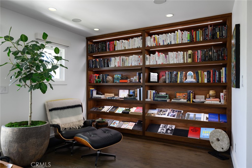 519 Signal Road Newport Beach, CA 92663 - Photo 26 of 40 a living room with furniture and a potted plant