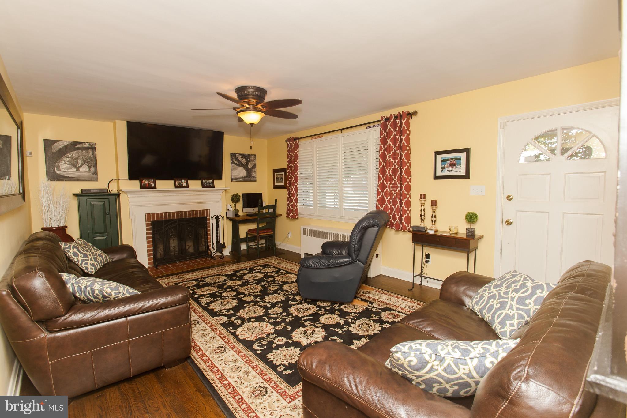 308 Gralan Road Baltimore, MD 21228 - Photo 8 of 27 Living Room