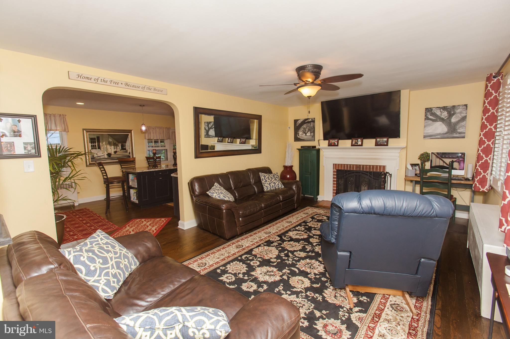 308 Gralan Road Baltimore, MD 21228 - Photo 9 of 27 Living Room