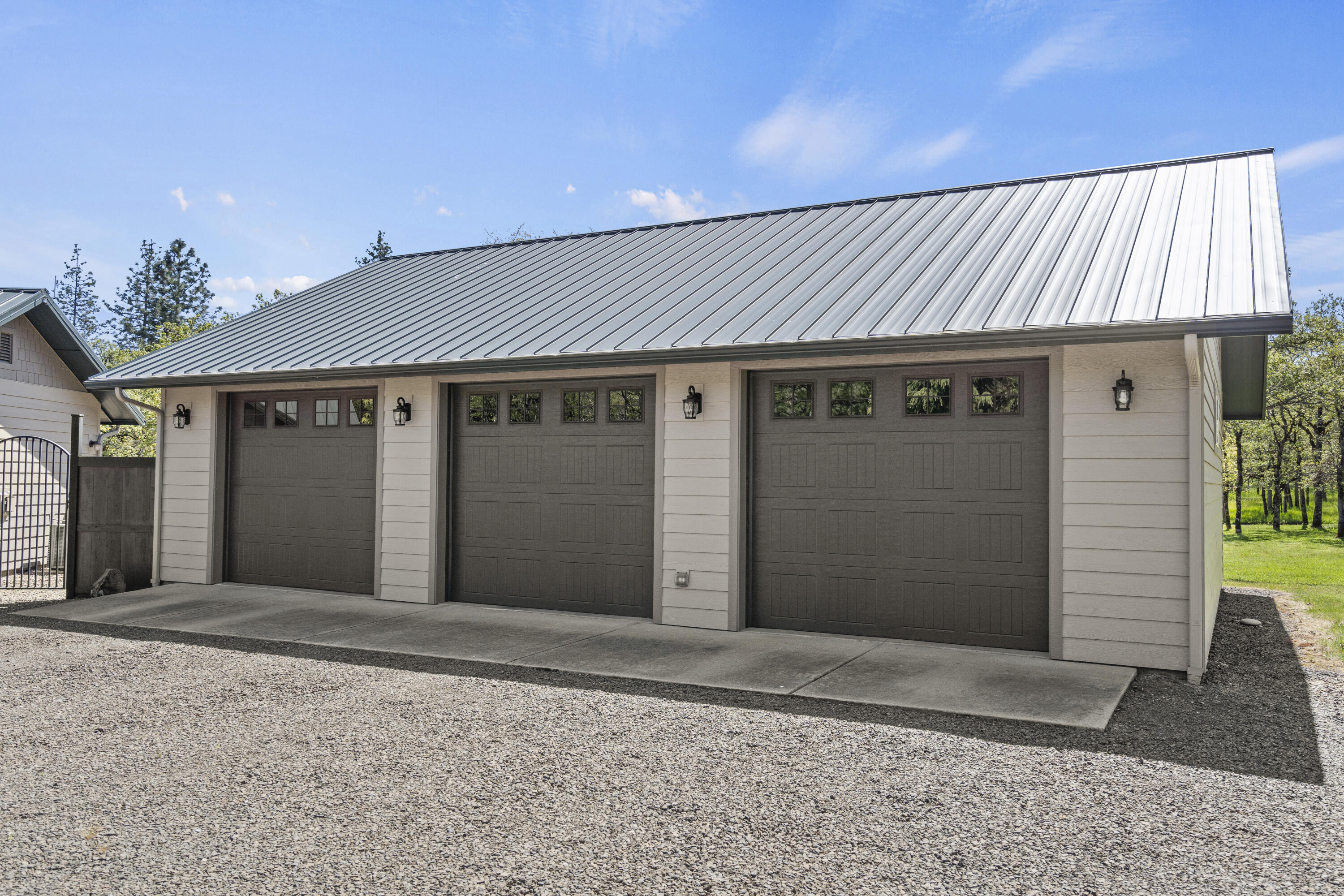 393 Bond Road Shady Cove, OR 97539 - Photo 6 of 40 3-Car Garage