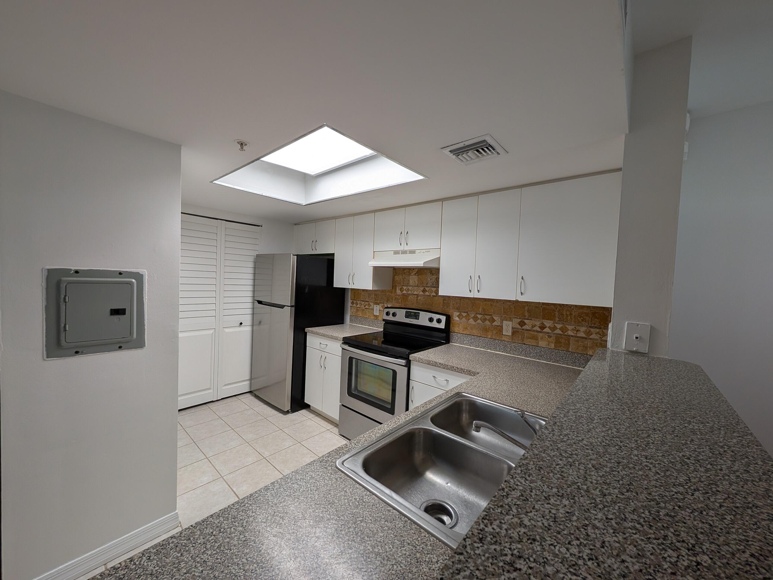 5001 Wiles Road, Unit 105 Coconut Creek, FL 33073 - Photo 11 of 32 1000013327