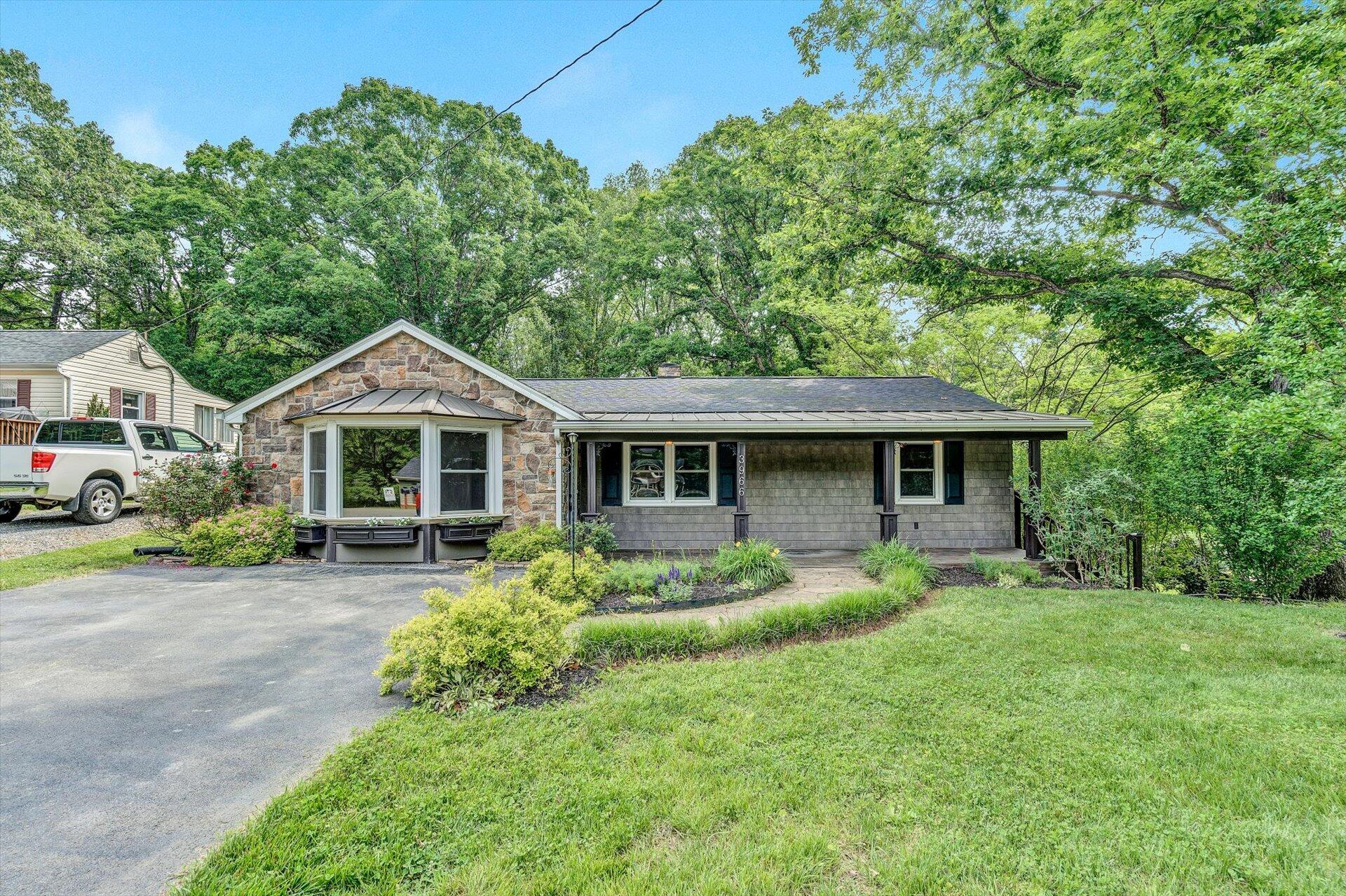3966 Pitzer Road Roanoke, VA 24014 - Photo 1 of 36 Front of House
