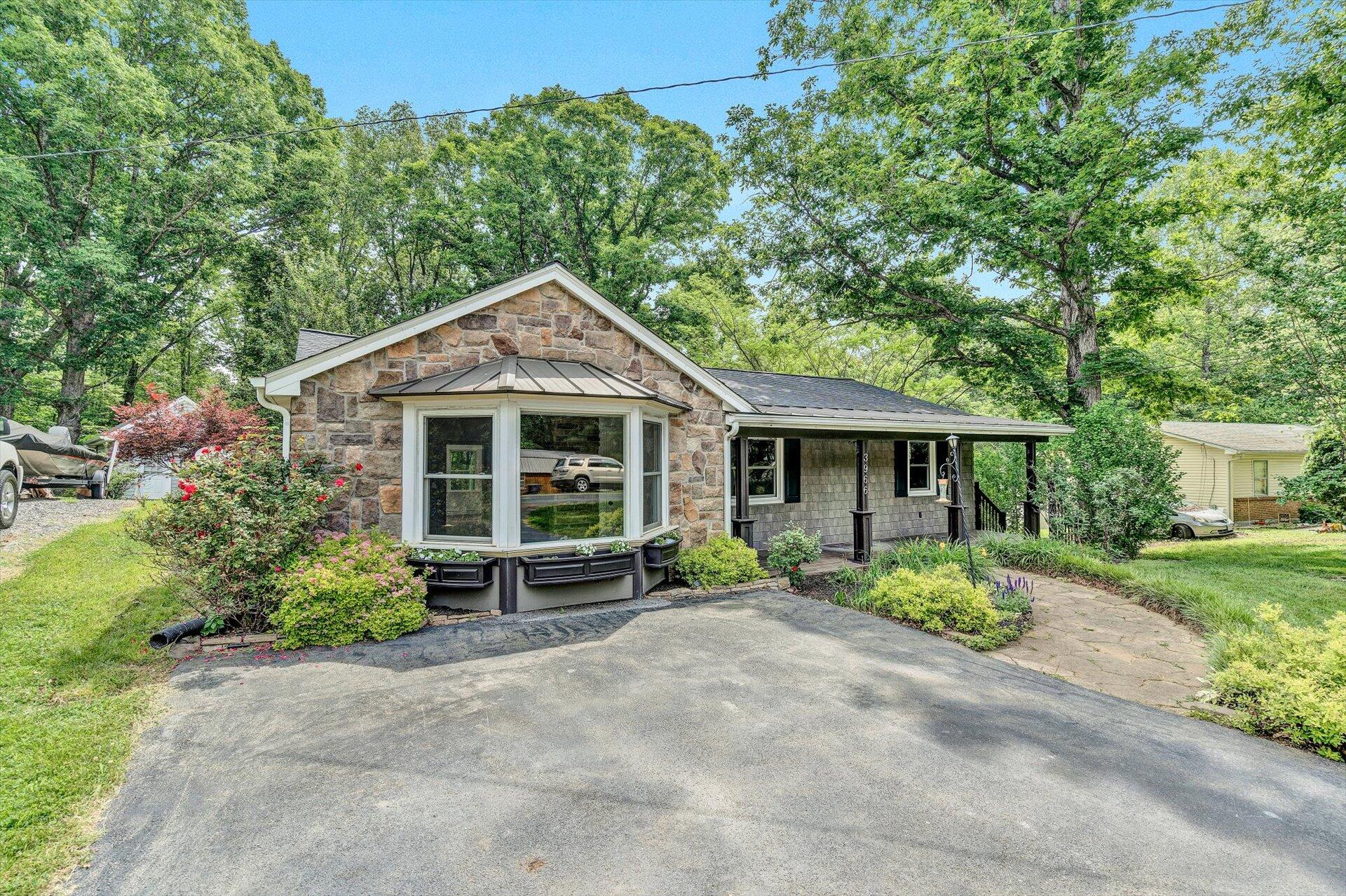 3966 Pitzer Road Roanoke, VA 24014 - Photo 34 of 36 Front of House