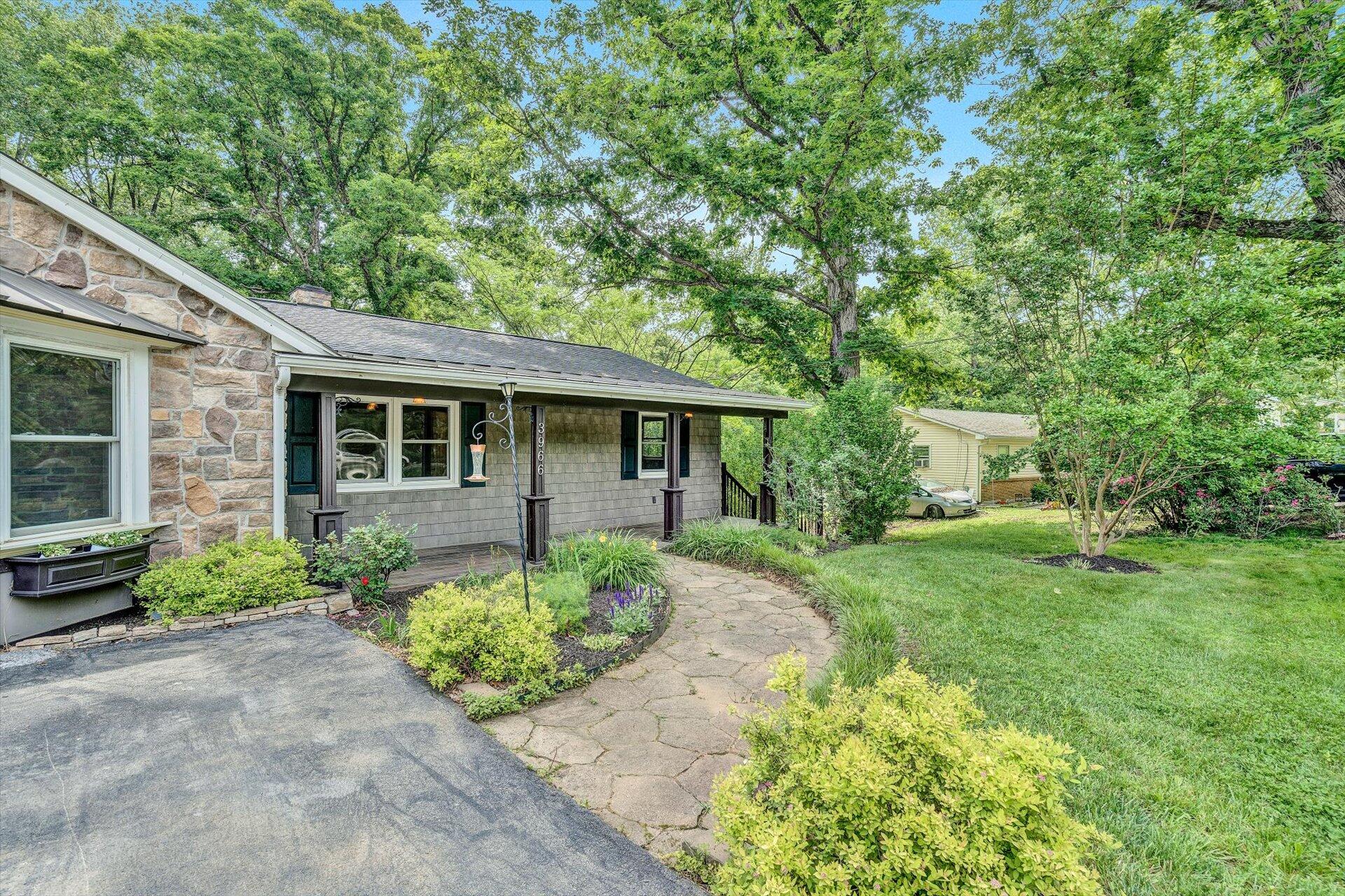 3966 Pitzer Road Roanoke, VA 24014 - Photo 35 of 36 Front of House