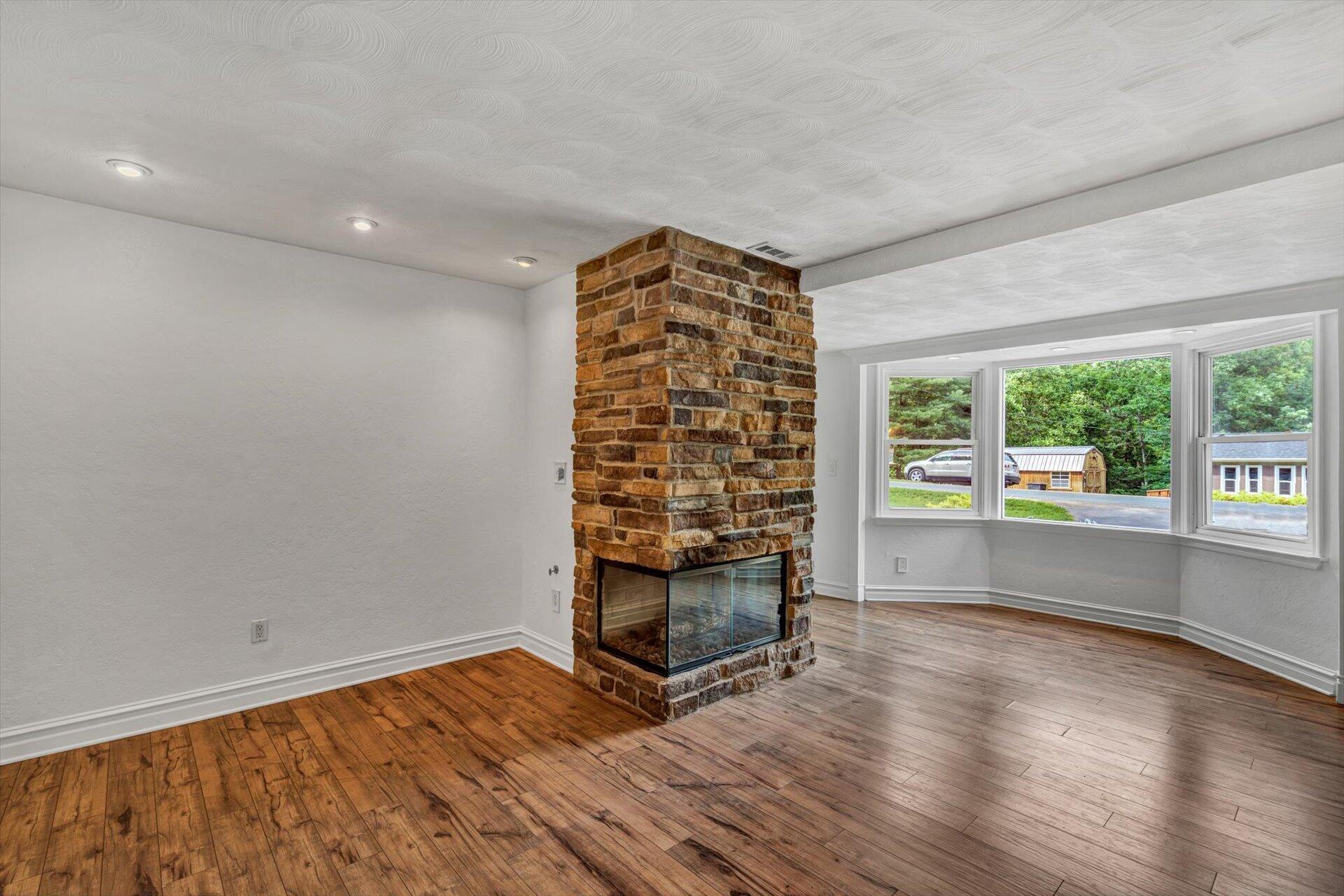 3966 Pitzer Road Roanoke, VA 24014 - Photo 4 of 36 Masonry Gas Fireplace
