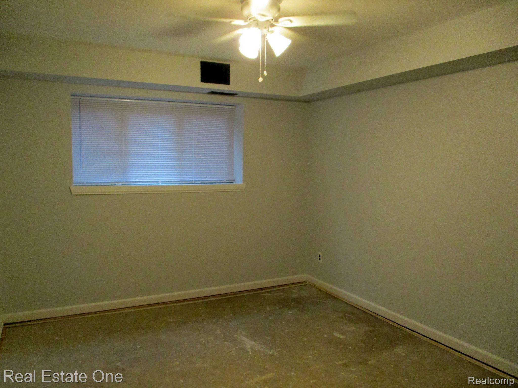 1685 Riverside Drive, Unit 7 Rochester, MI 48309 - Photo 19 of 24 Main Bedroom