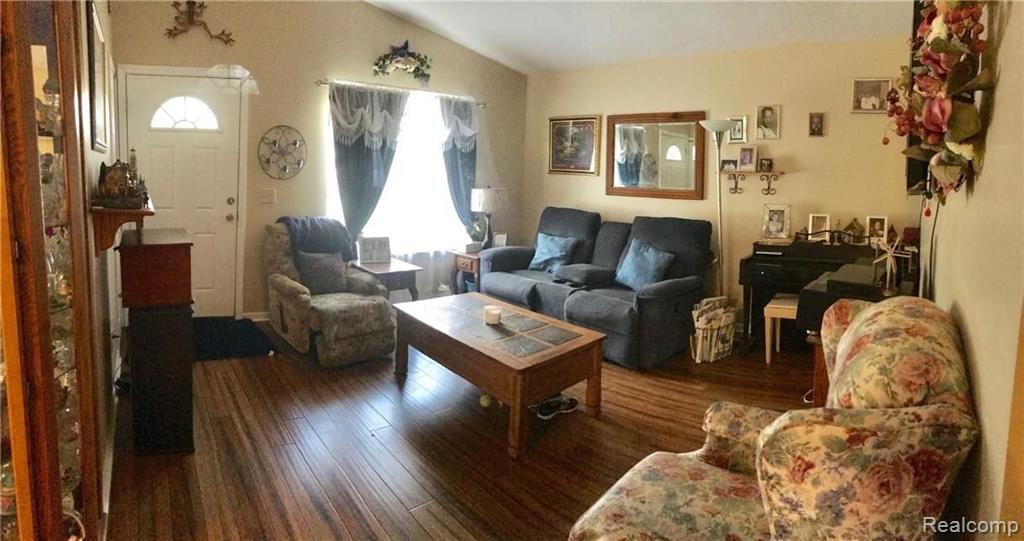 424 Reeves Pinckney, MI 48169 - Photo 13 of 31 Gallery Image 13