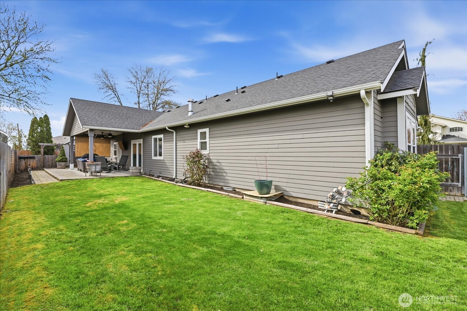 1855 Woodmere Loop Walla Walla, WA 99362 - Photo 19 of 22 a backyard of a house with table and chairs