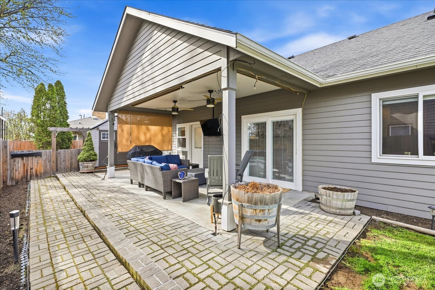 1855 Woodmere Loop Walla Walla, WA 99362 - Photo 20 of 22 a view of a chairs and table in a patio