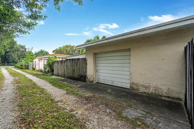 a view of a backyard