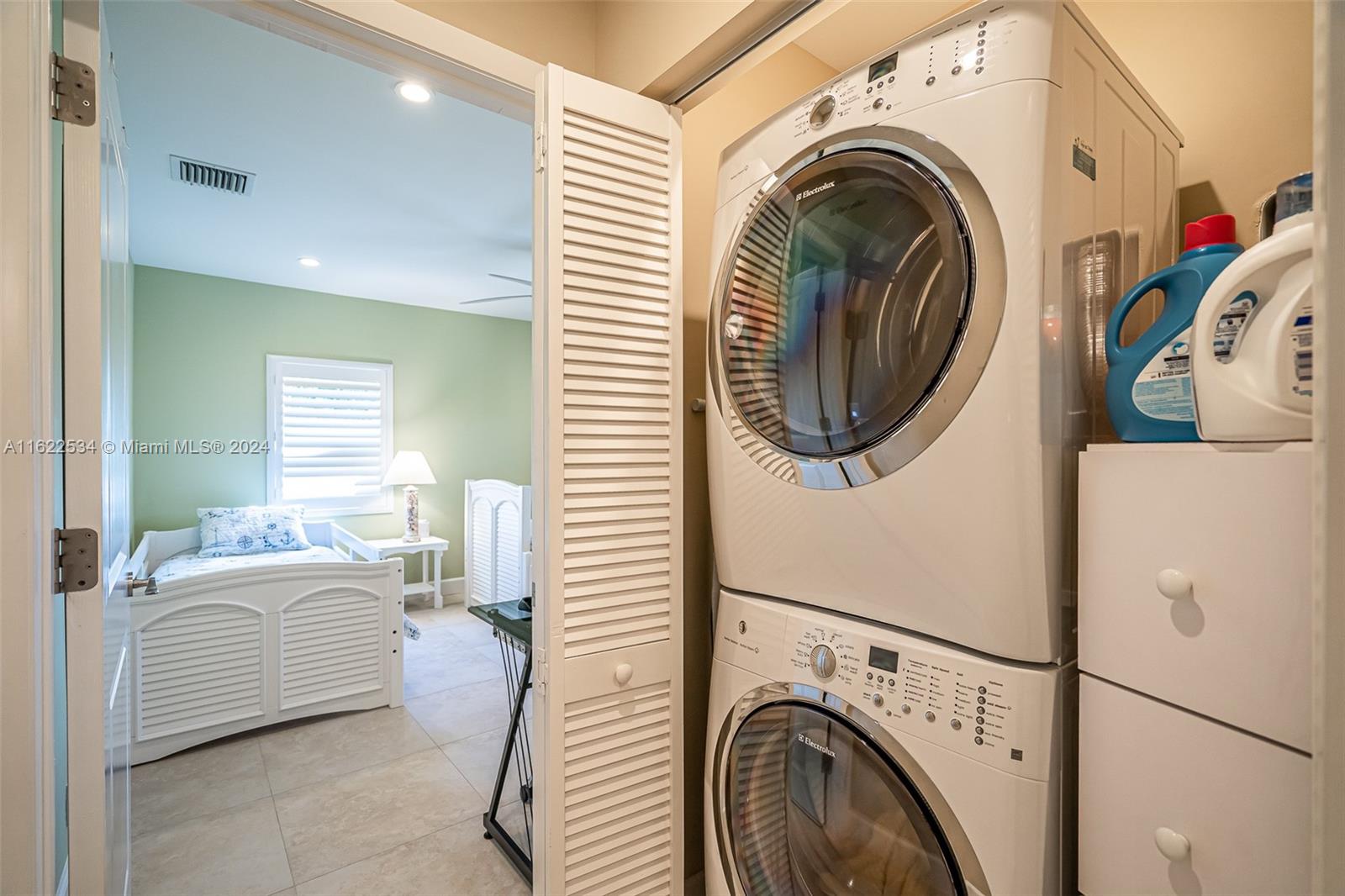 160 Northeast Wavecrest Court Boca Raton, FL 33432 - Photo 40 of 52 a utility room with dryer and washer