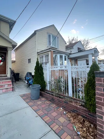 a view of a house with yard and plants