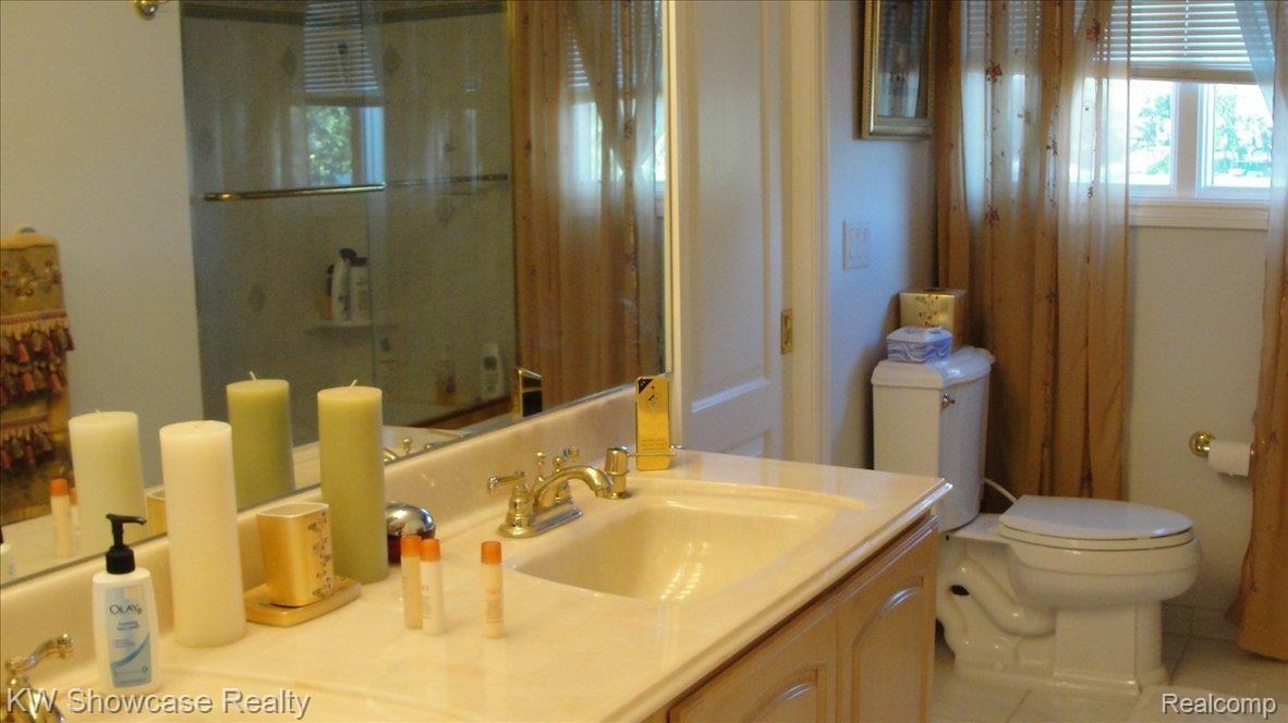 3945 Pitt Road Waterford, MI 48328 - Photo 12 of 24 2nd Floor Main Bath