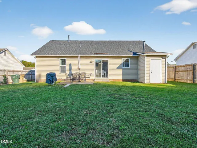 a view of a house with backyard