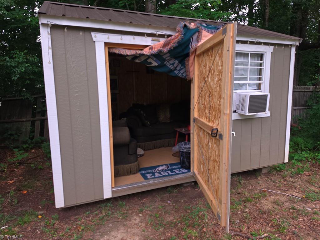 400 Weavil Street High Point, NC 27265 - Photo 24 of 31 Side deck