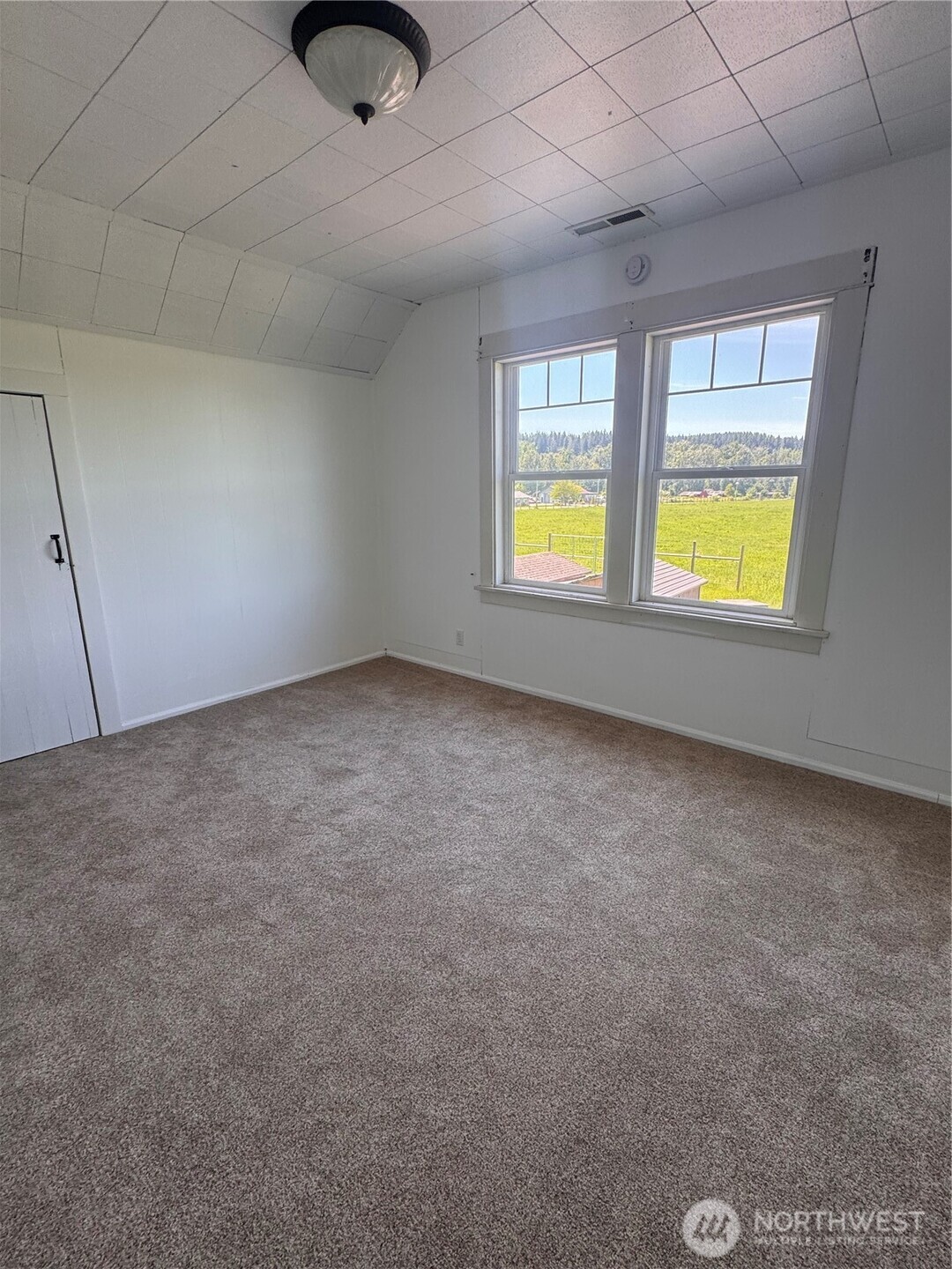 20016 Orville Road East Orting, WA 98360 - Photo 18 of 18 an empty room with a window