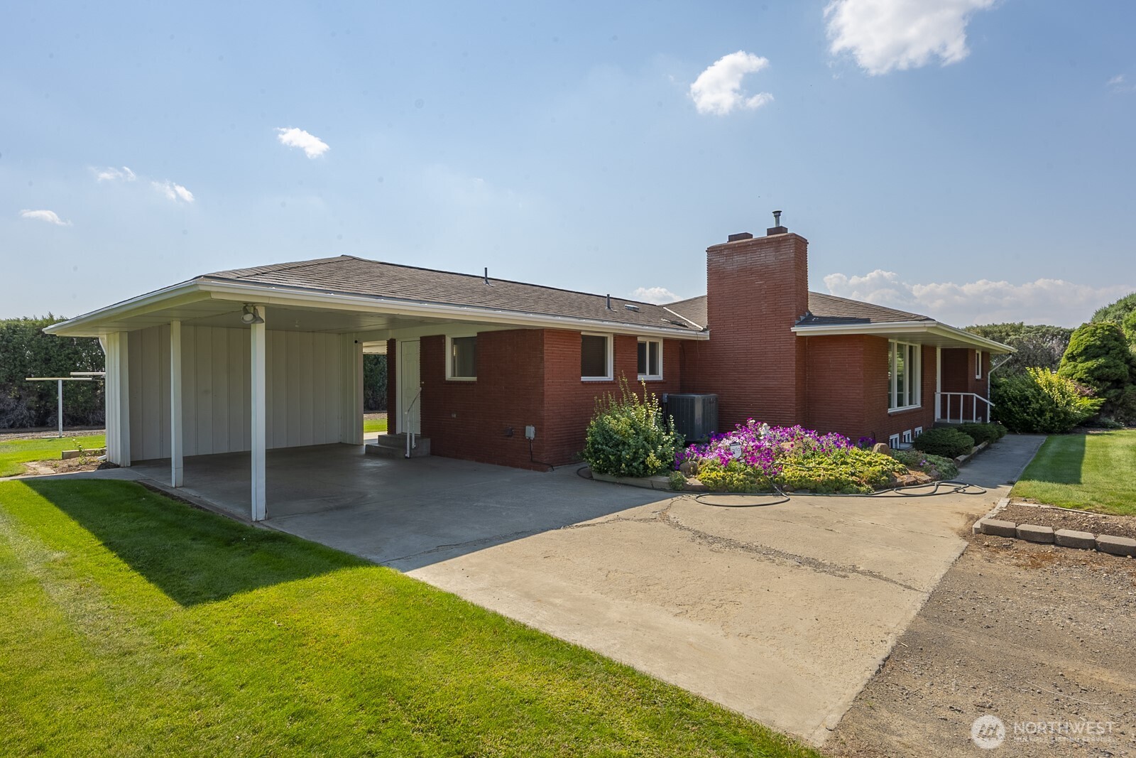 21807 Southwest 1st Road Quincy, WA 98848 - Photo 2 of 40 a front view of a house with a yard and a garden
