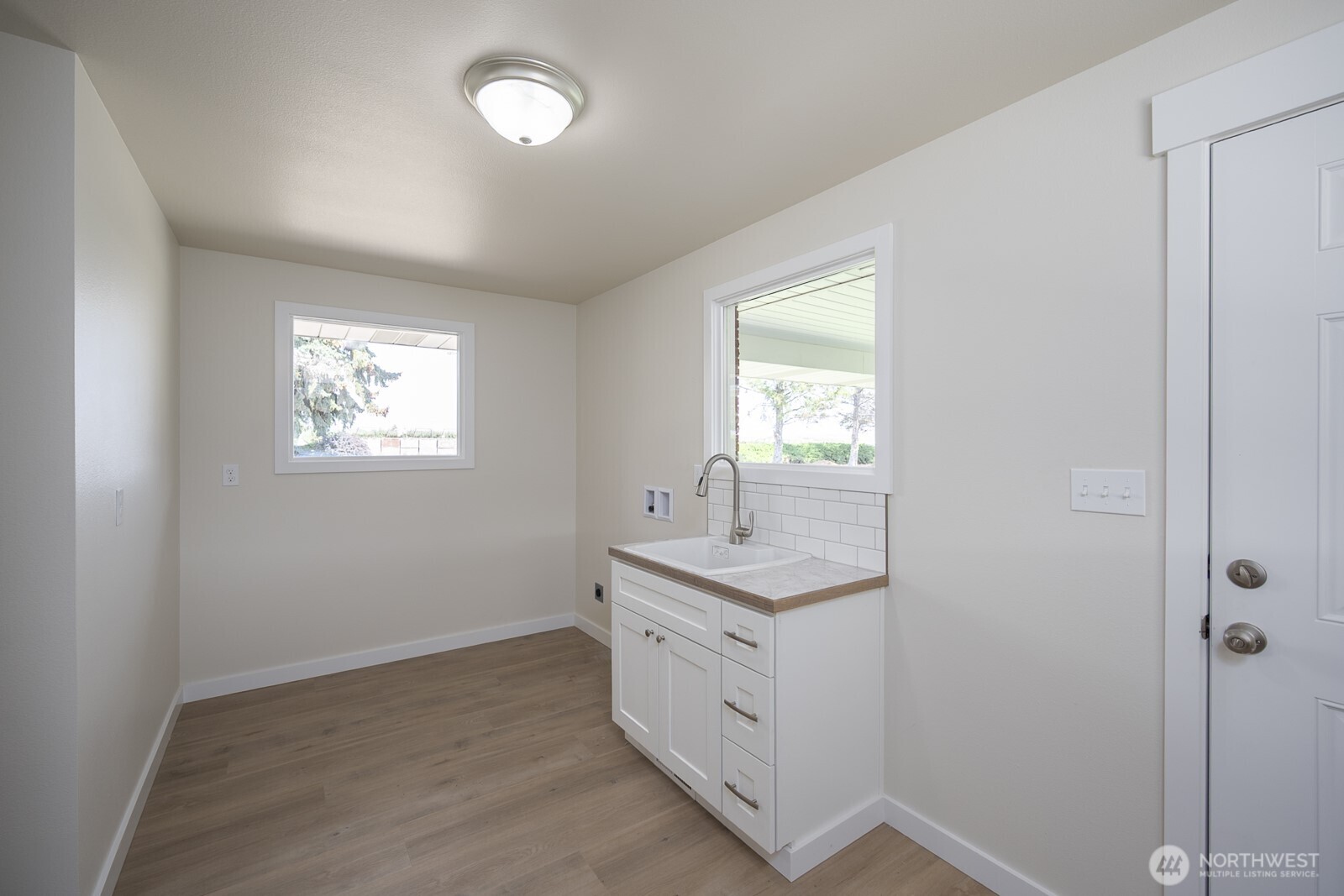 21807 Southwest 1st Road Quincy, WA 98848 - Photo 26 of 40 a bathroom with 2 sink and a mirror