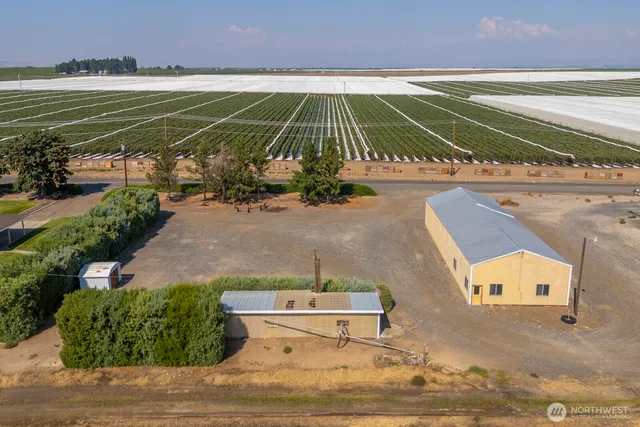 a view of an outdoor space