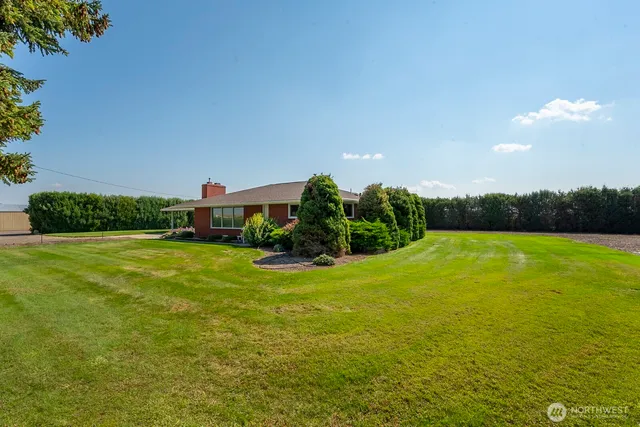 a view of a garden with a house