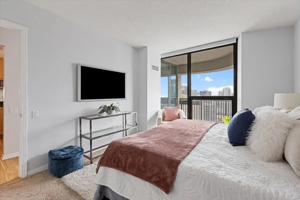 $345,000 | 400 North LaSalle Drive, Unit 2808, Chicago, IL 60654