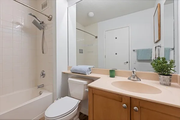 $345,000 | 400 North LaSalle Drive, Unit 2808, Chicago, IL 60654