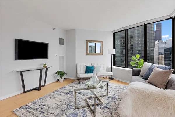 $345,000 | 400 North LaSalle Drive, Unit 2808, Chicago, IL 60654
