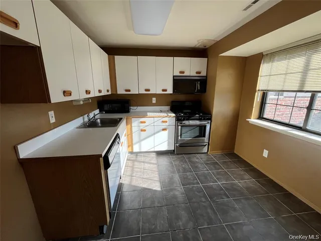 $250,000 | 45 Newbrook Lane, Unit 45, Bay Shore, NY 11706