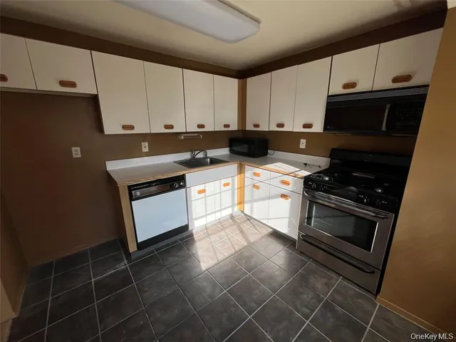 $250,000 | 45 Newbrook Lane, Unit 45, Bay Shore, NY 11706