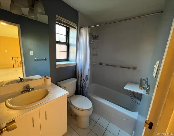 $250,000 | 45 Newbrook Lane, Unit 45, Bay Shore, NY 11706