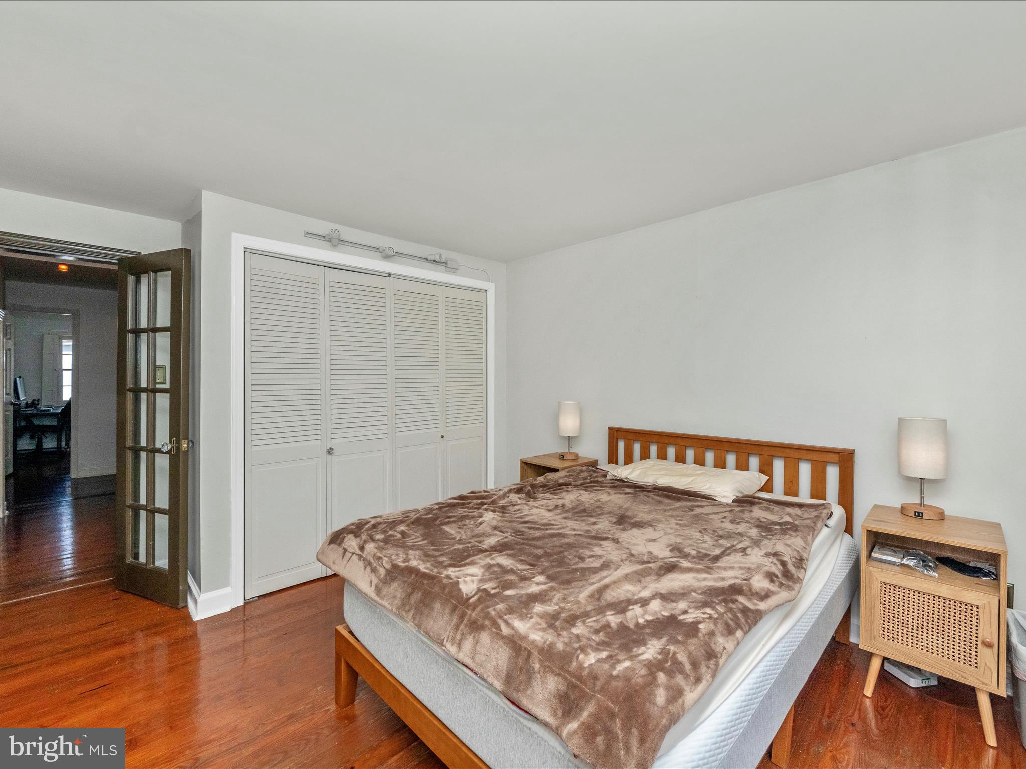 23 East Wheeling Street Baltimore, MD 21230 - Photo 28 of 51 a bedroom with a bed and a table