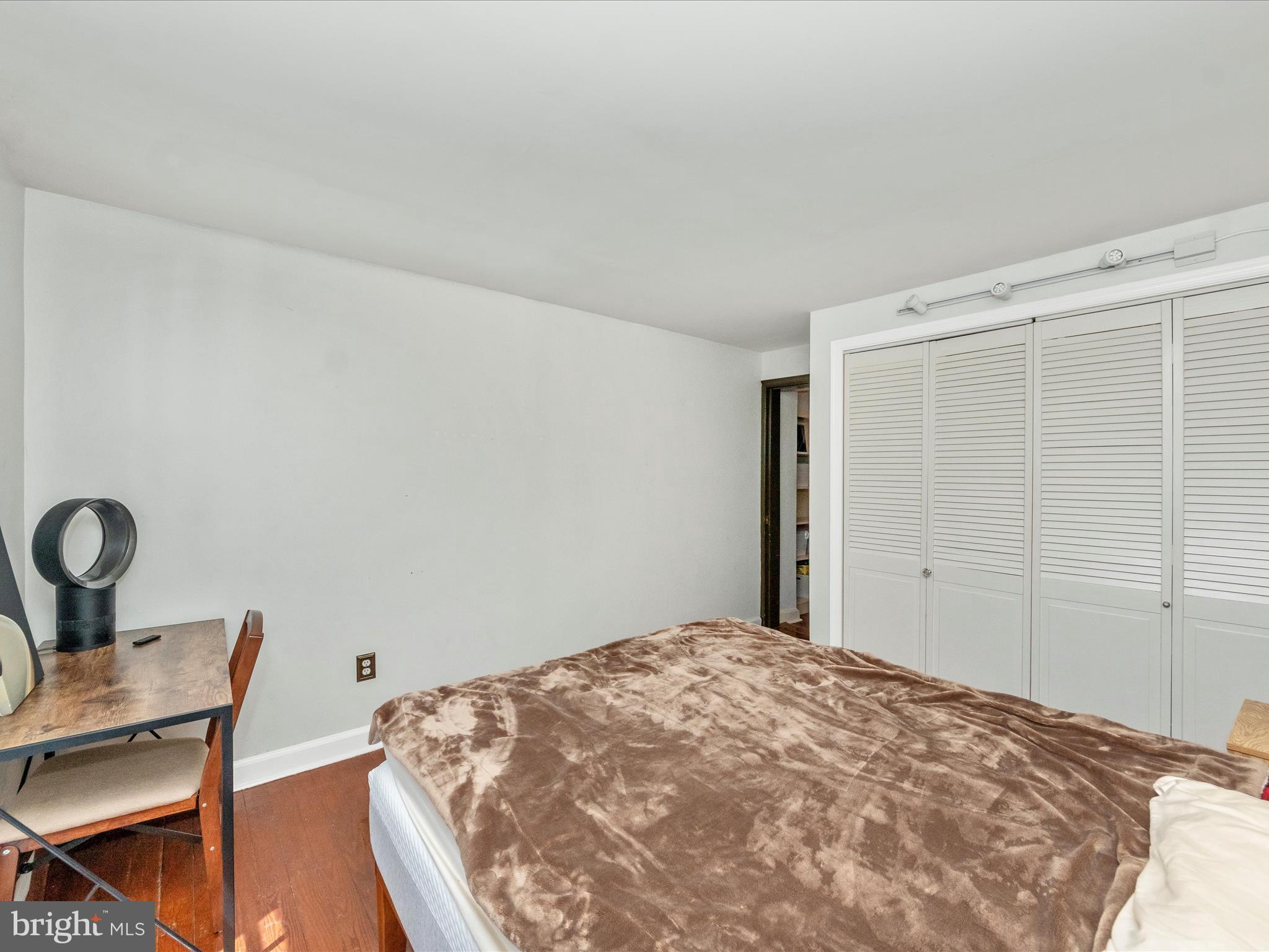 23 East Wheeling Street Baltimore, MD 21230 - Photo 29 of 51 a bedroom with a bed and a table in it
