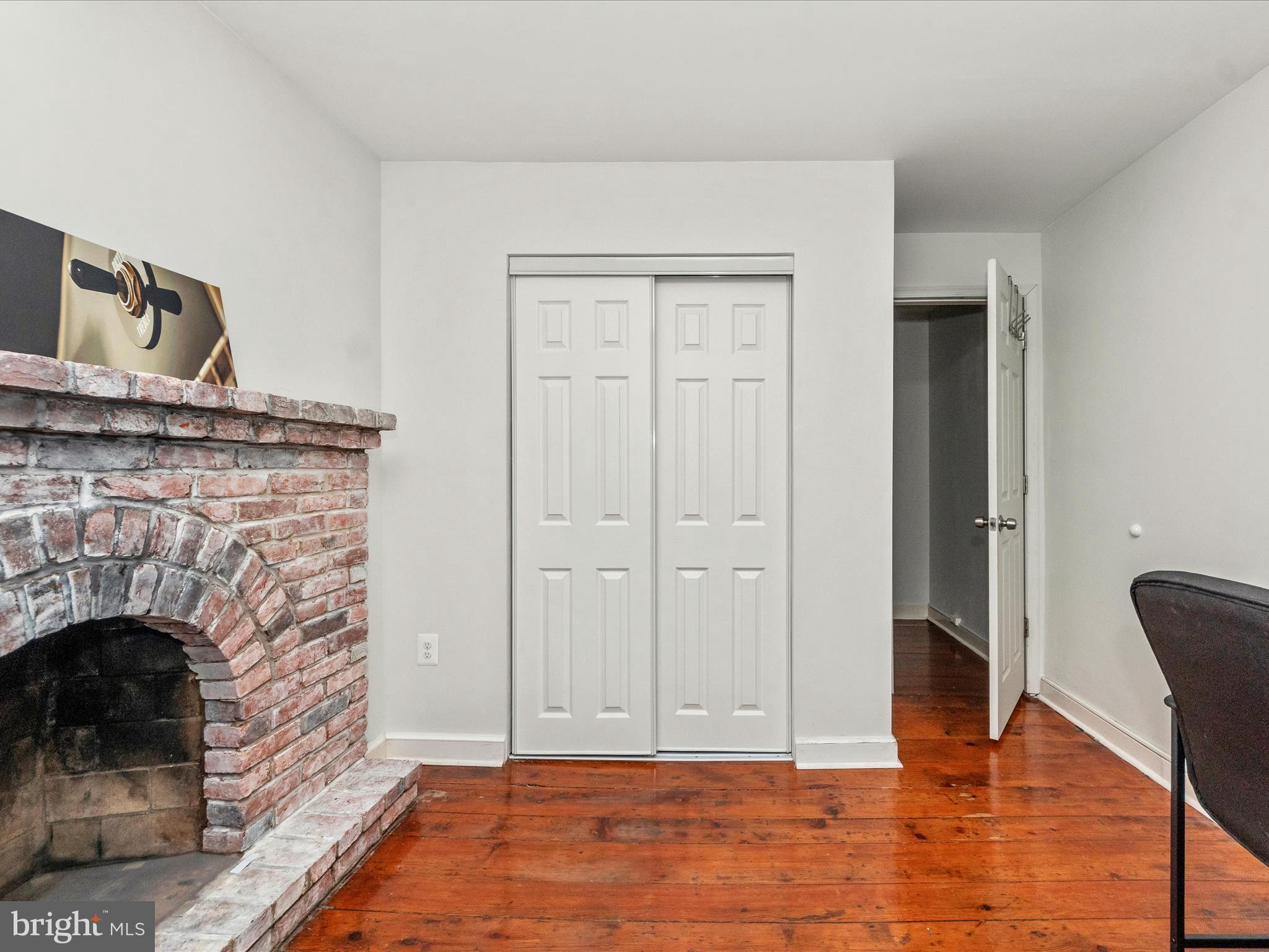 23 East Wheeling Street Baltimore, MD 21230 - Photo 34 of 51 a view of livingroom with furniture and a fireplace
