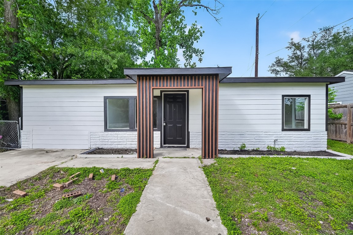 4933 Doolittle Boulevard Houston, TX 77033 - Photo 2 of 28 a front view of a house with a yard