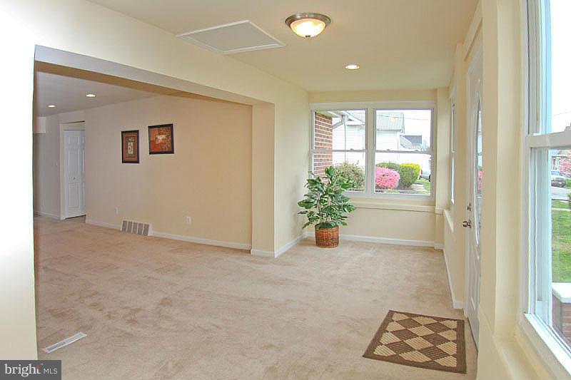 220 Carvel Road Pasadena, MD 21122 - Photo 3 of 15 Living Room