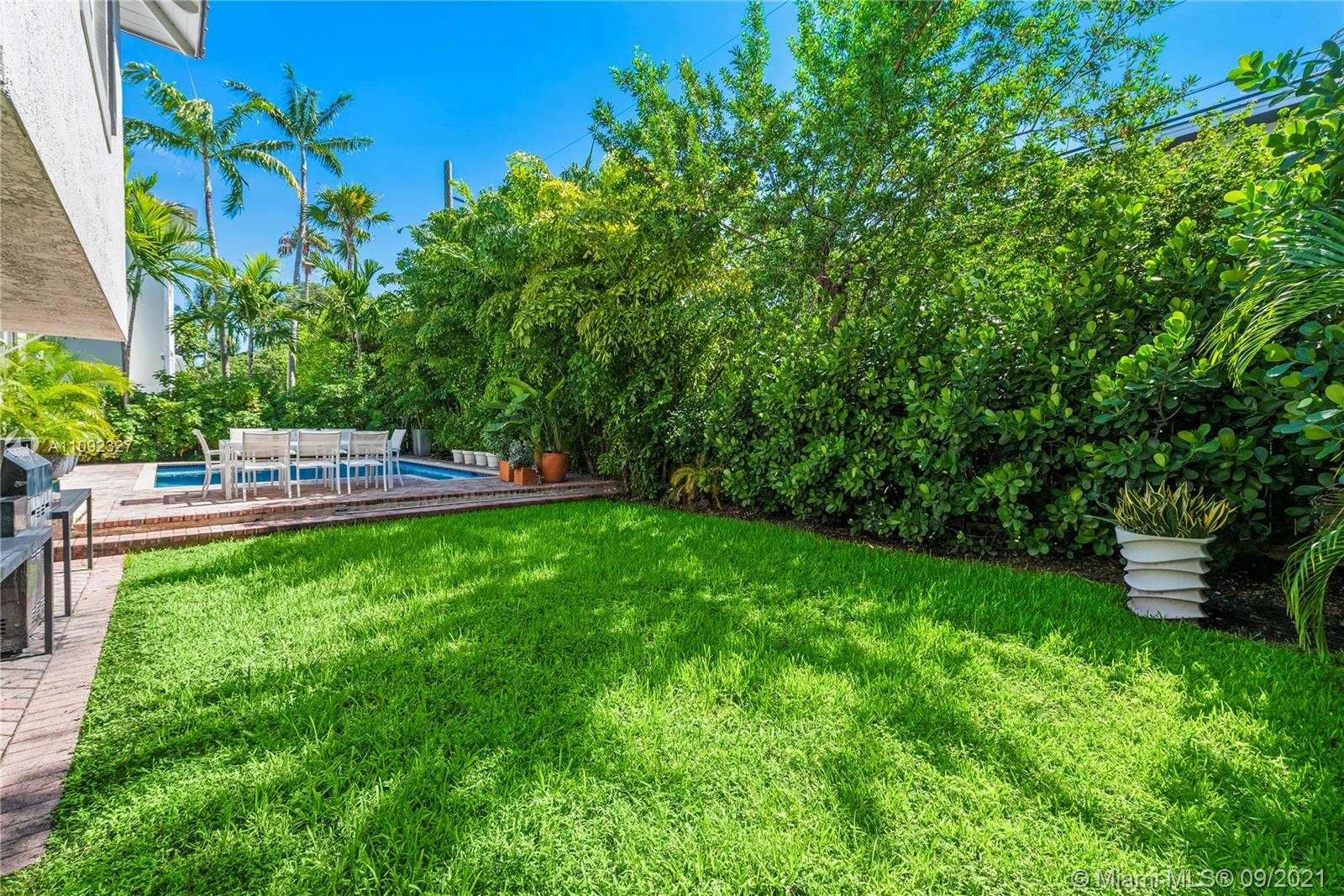 280 Ridgewood Road Key Biscayne, FL 33149 - Photo 28 of 30 a view of a backyard with plants and garden