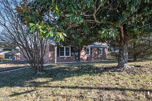 a view of a house with a yard