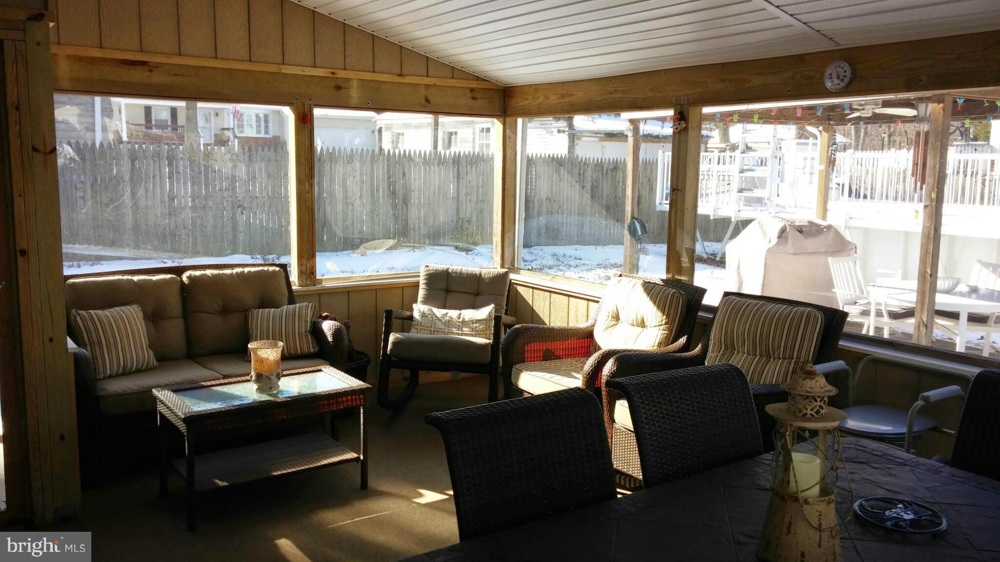 Screened in porch w/ ceiling fan