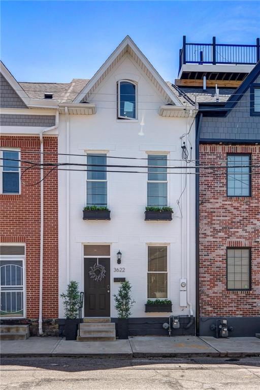 Conveniently located in lower Lawrenceville closet to shops and restaurants! Located at the edge of the strip district. Easy downtown commute and closet to Uber, Argo, Facebook, Zoom (walking distance), and numerous hospitals!