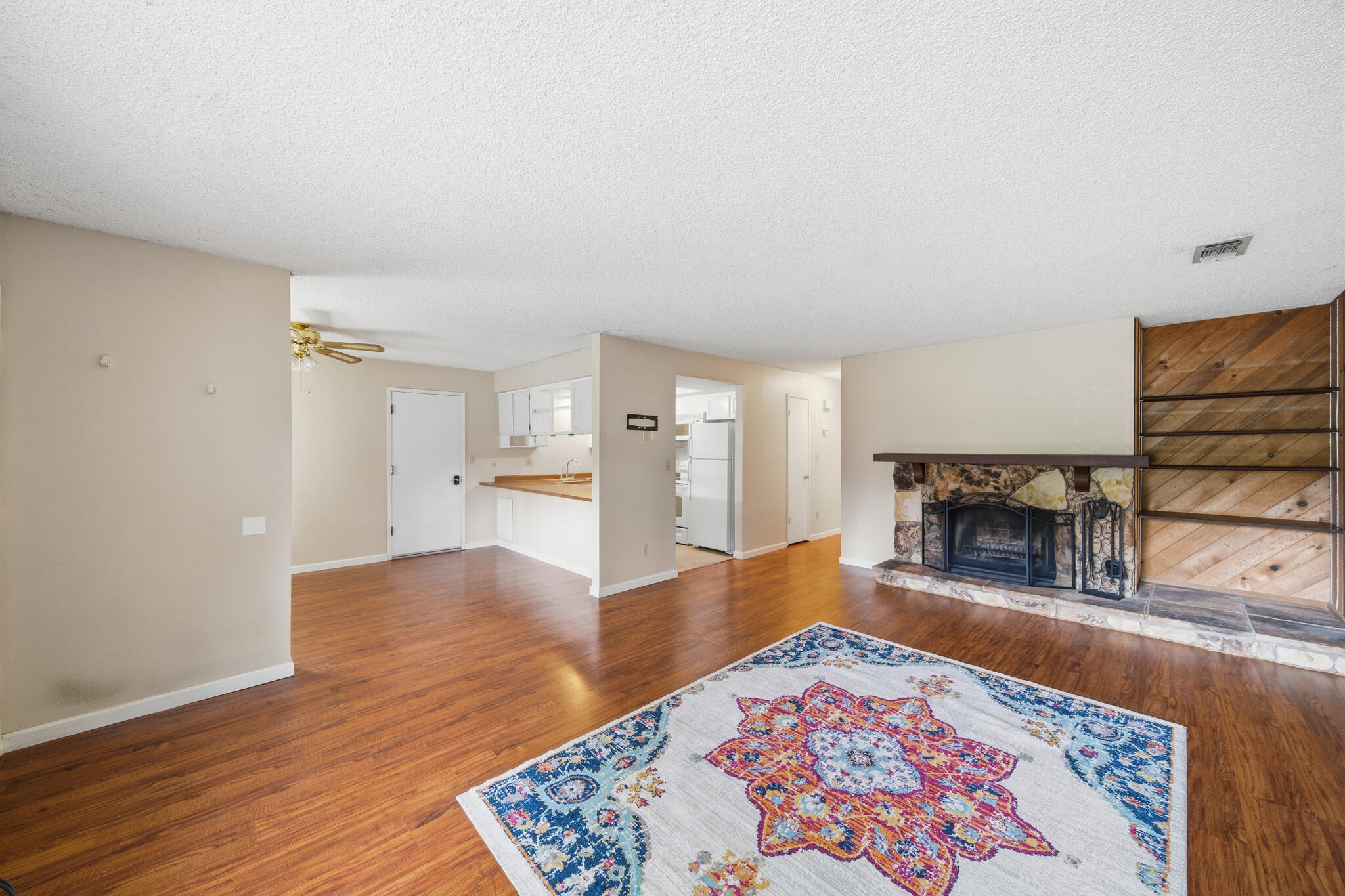 1836 Del Mar Avenue Redding, CA 96003 - Photo 3 of 26 Interior-04