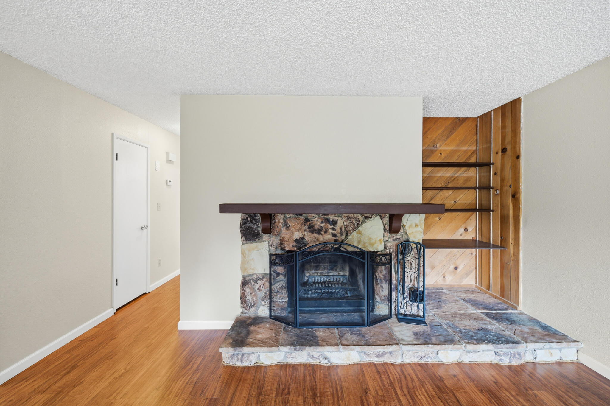 1836 Del Mar Avenue Redding, CA 96003 - Photo 8 of 26 Interior-02