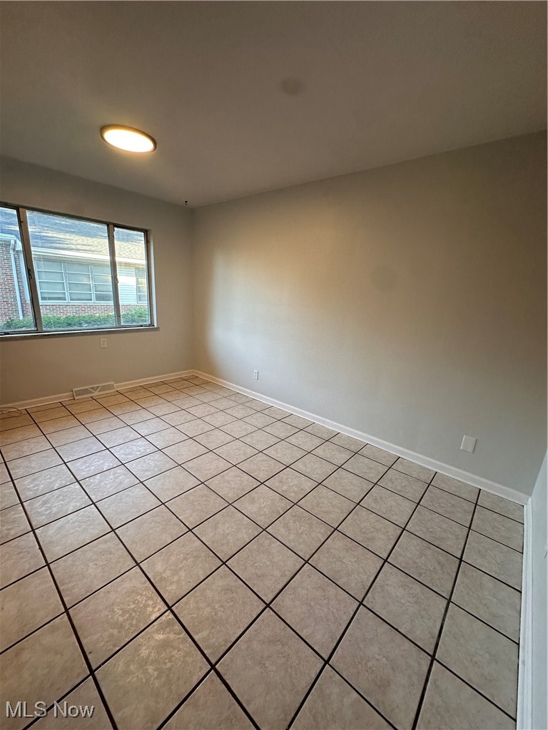 288 Kenridge Road Akron, OH 44333 - Photo 9 of 14 Tiled spare room with baseboards