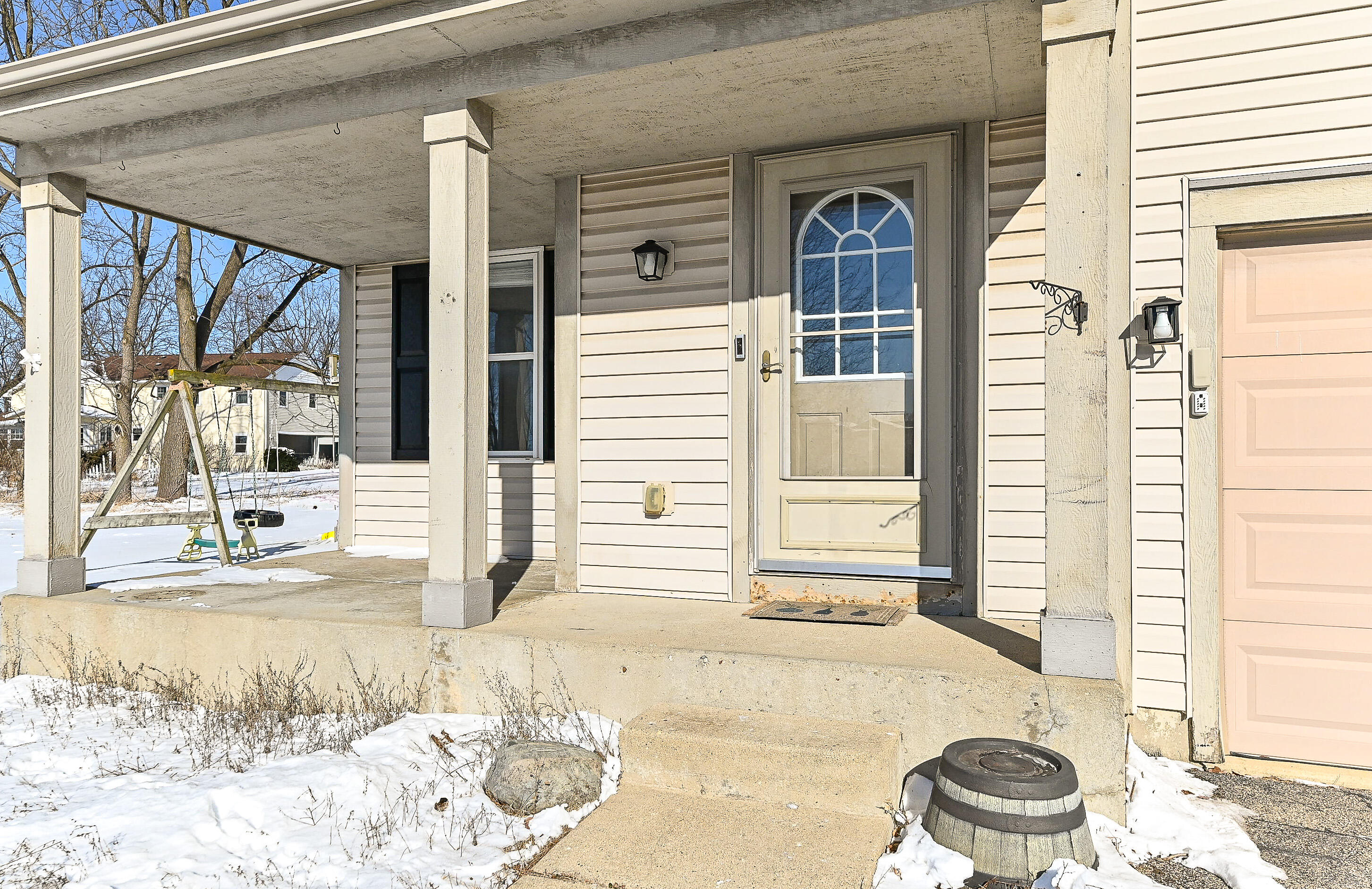 324 West Hidden Trail Elkhorn, WI 53121 - Photo 3 of 34 Entryway
