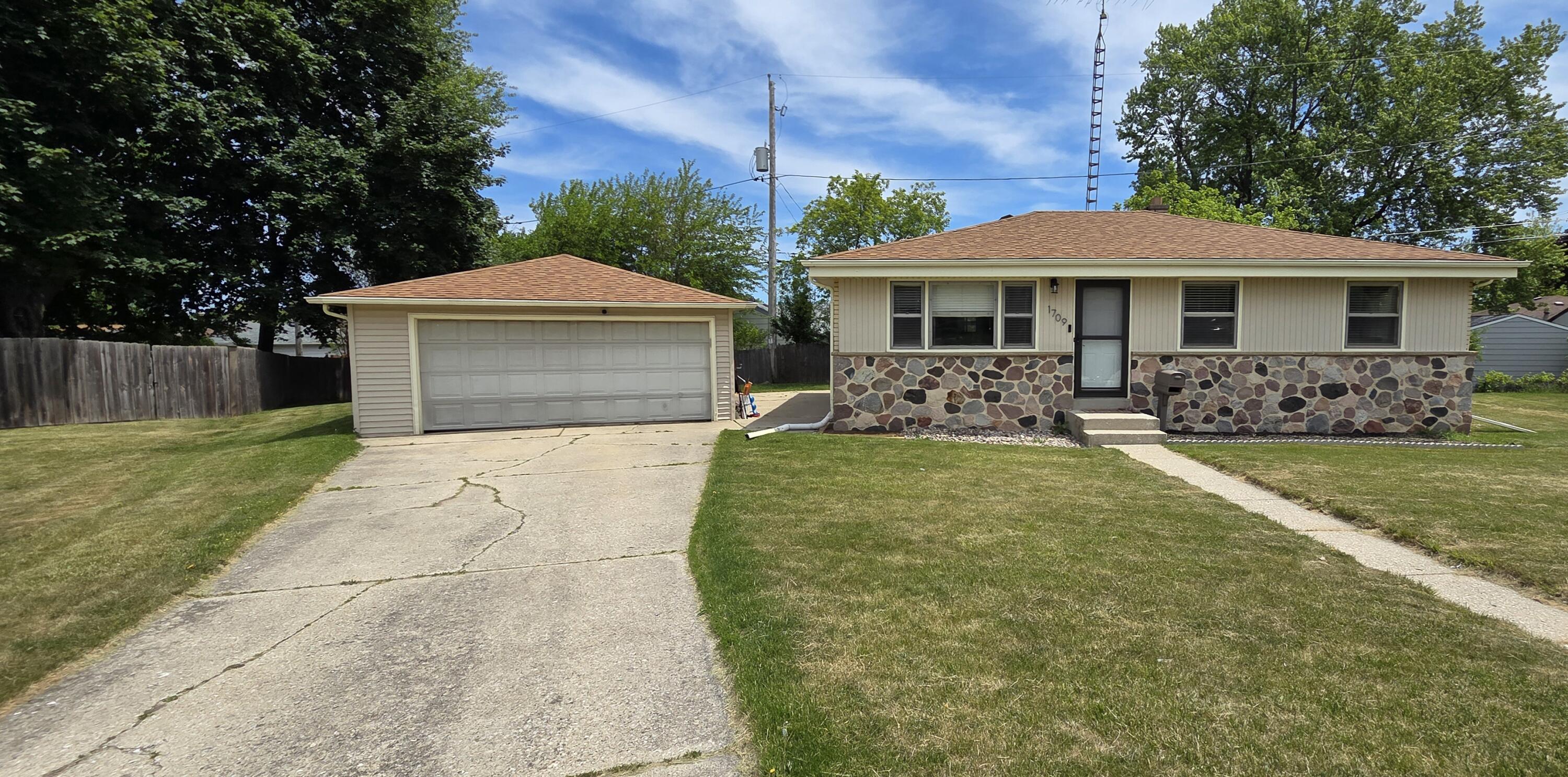 1709 Mercury Circle Racine, WI 53404 - Photo 4 of 23 Long Concrete Drive