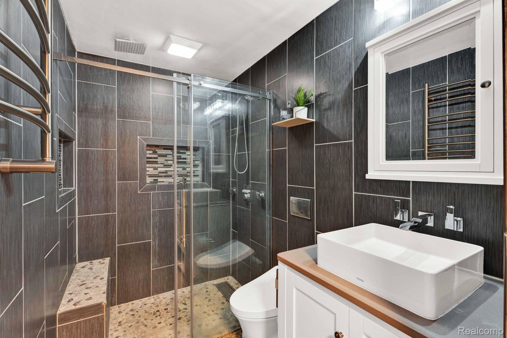 3835 Elmhurst Road Waterford, MI 48328 - Photo 24 of 44 Bathroom