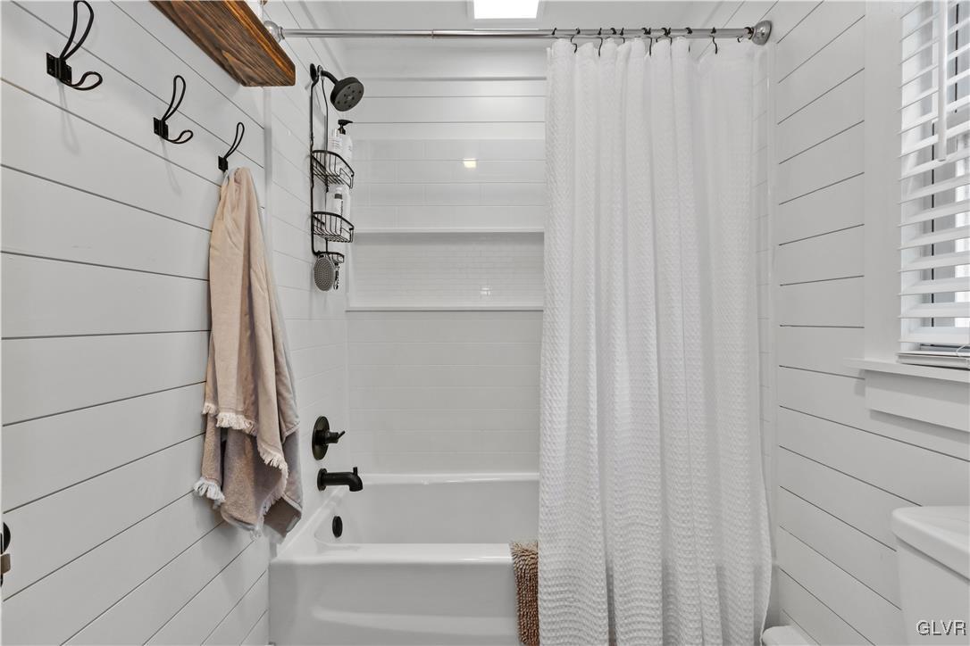 389 West Nesquehoning Street Easton, PA 18042 - Photo 24 of 44 a bathroom with a bathtub