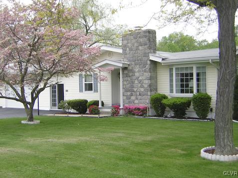 a view of a house with a yard