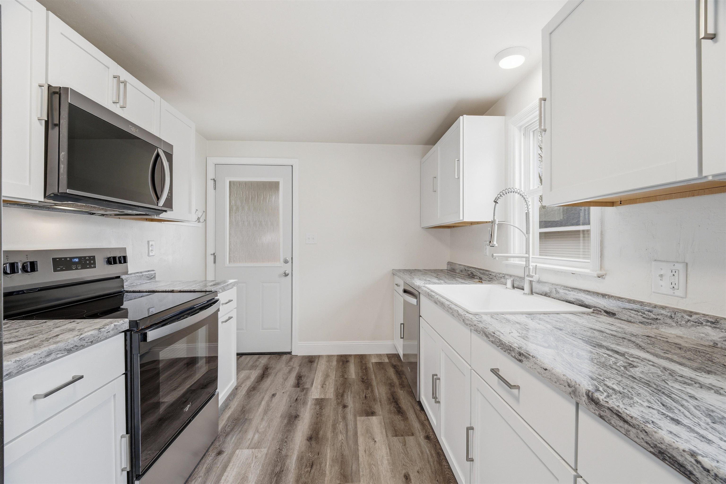 831 Martin Street Menasha, WI 54952 - Photo 6 of 29