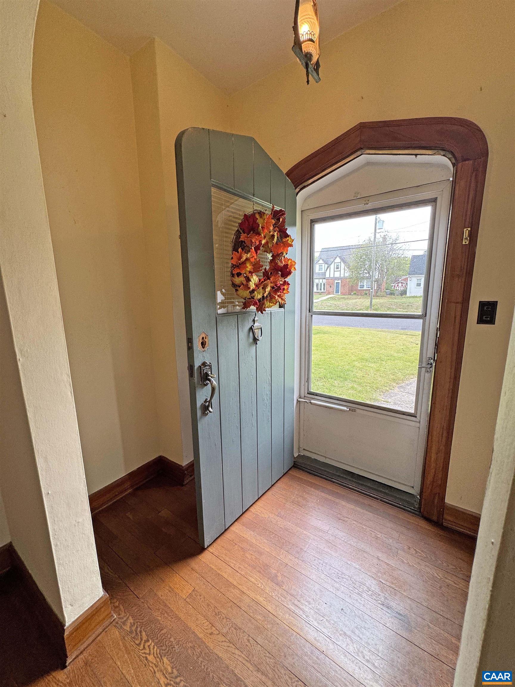 304 Crompton Road Waynesboro, VA 22980 - Photo 3 of 21 Foyer